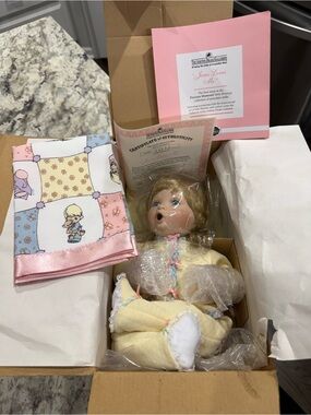 Precious Moments Ashton-Drake #76851 Jesus Loves Me Baby Girl Doll 1998 W/Quilt